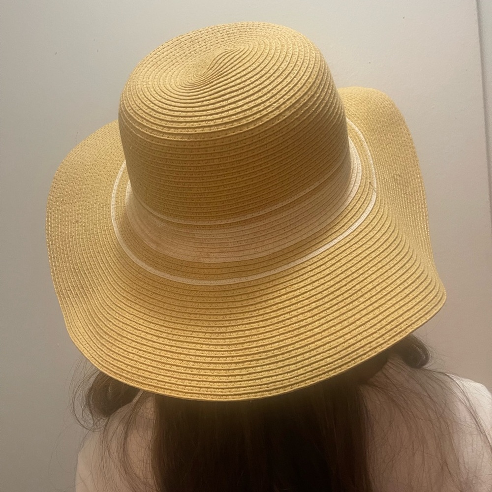 Beach hat. - Picture 2 of 2